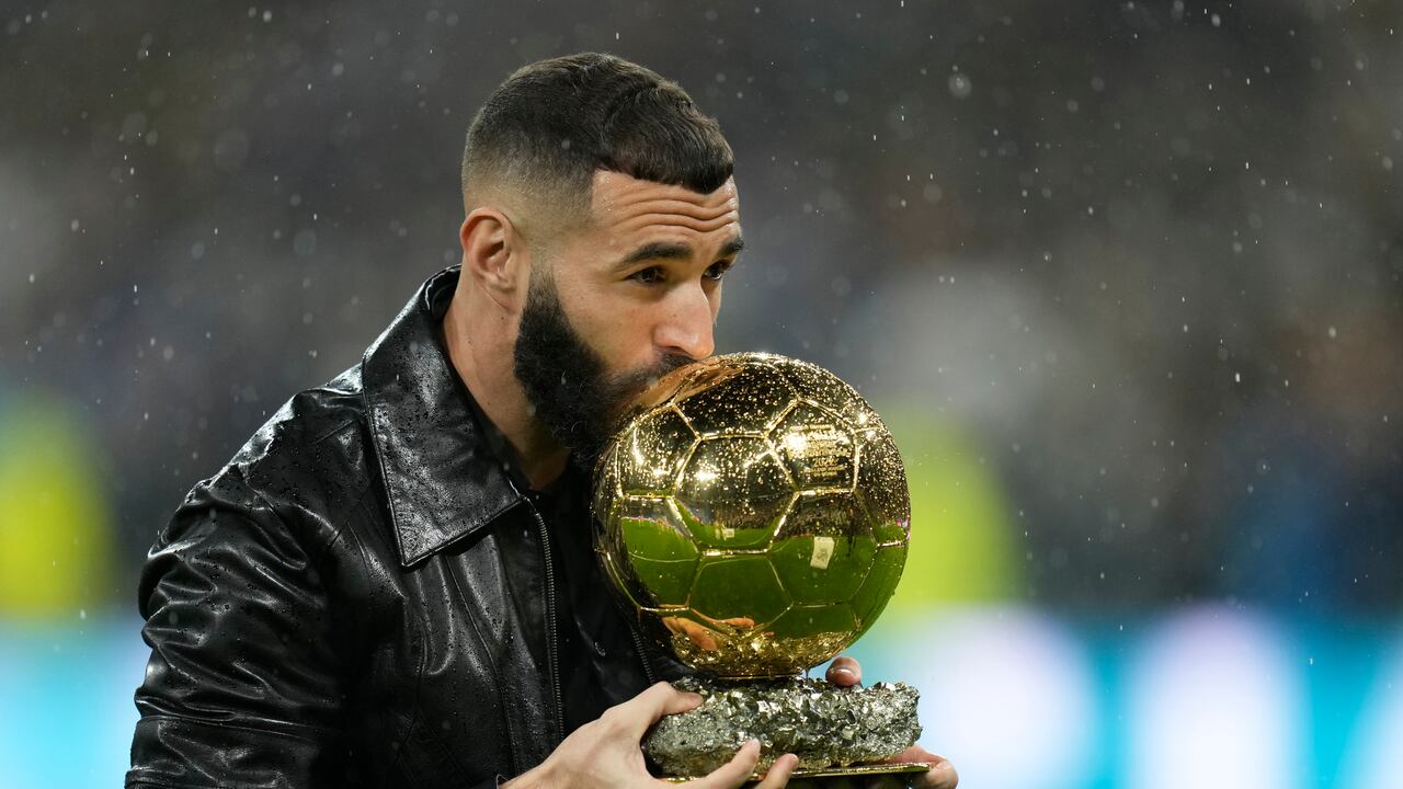Benzema presentó el sábado su Balón de Oro ante el Santiago Bernabéu.