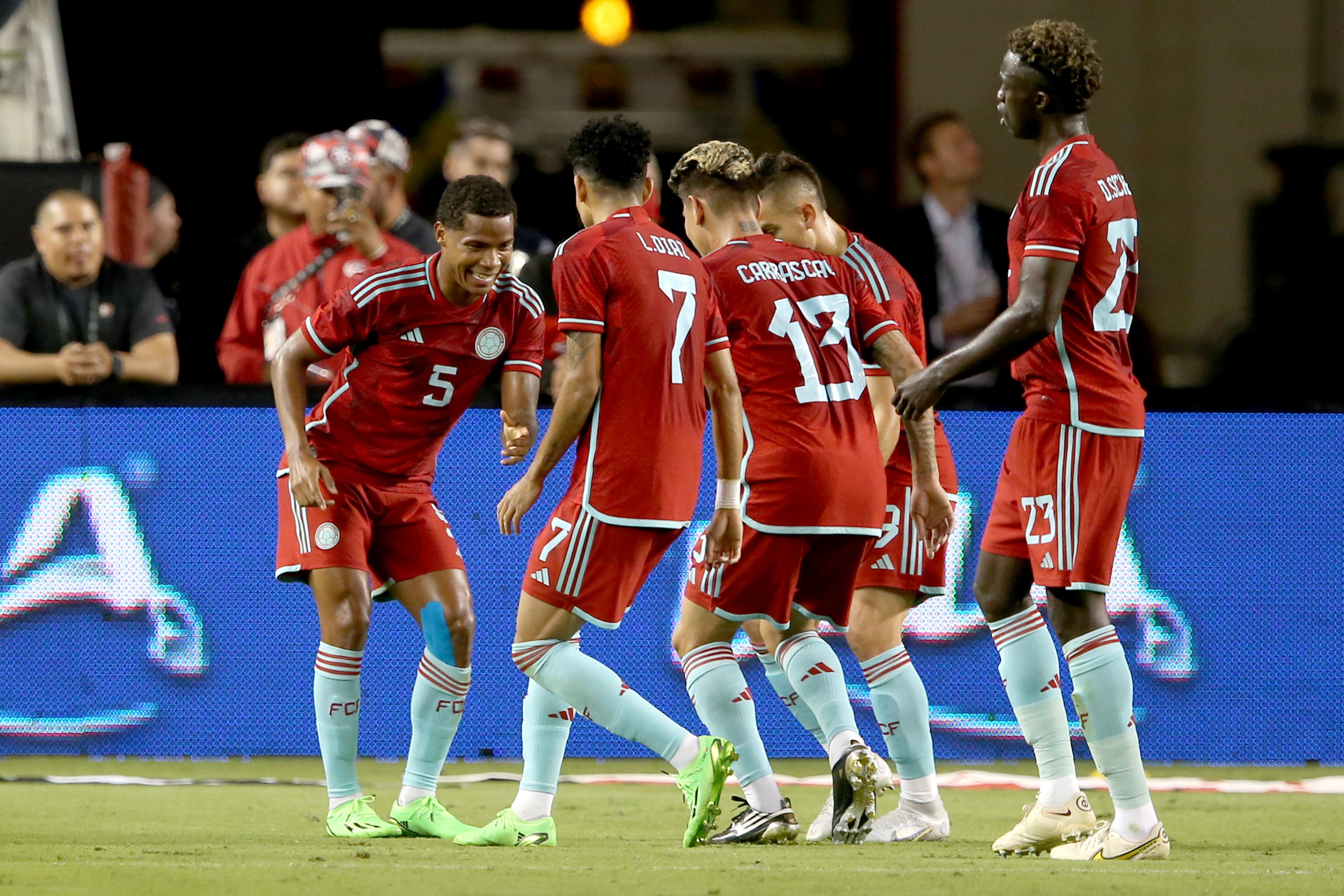 Juagadores de la Selección Colombia celebran gol en el partido amistoso contra México.