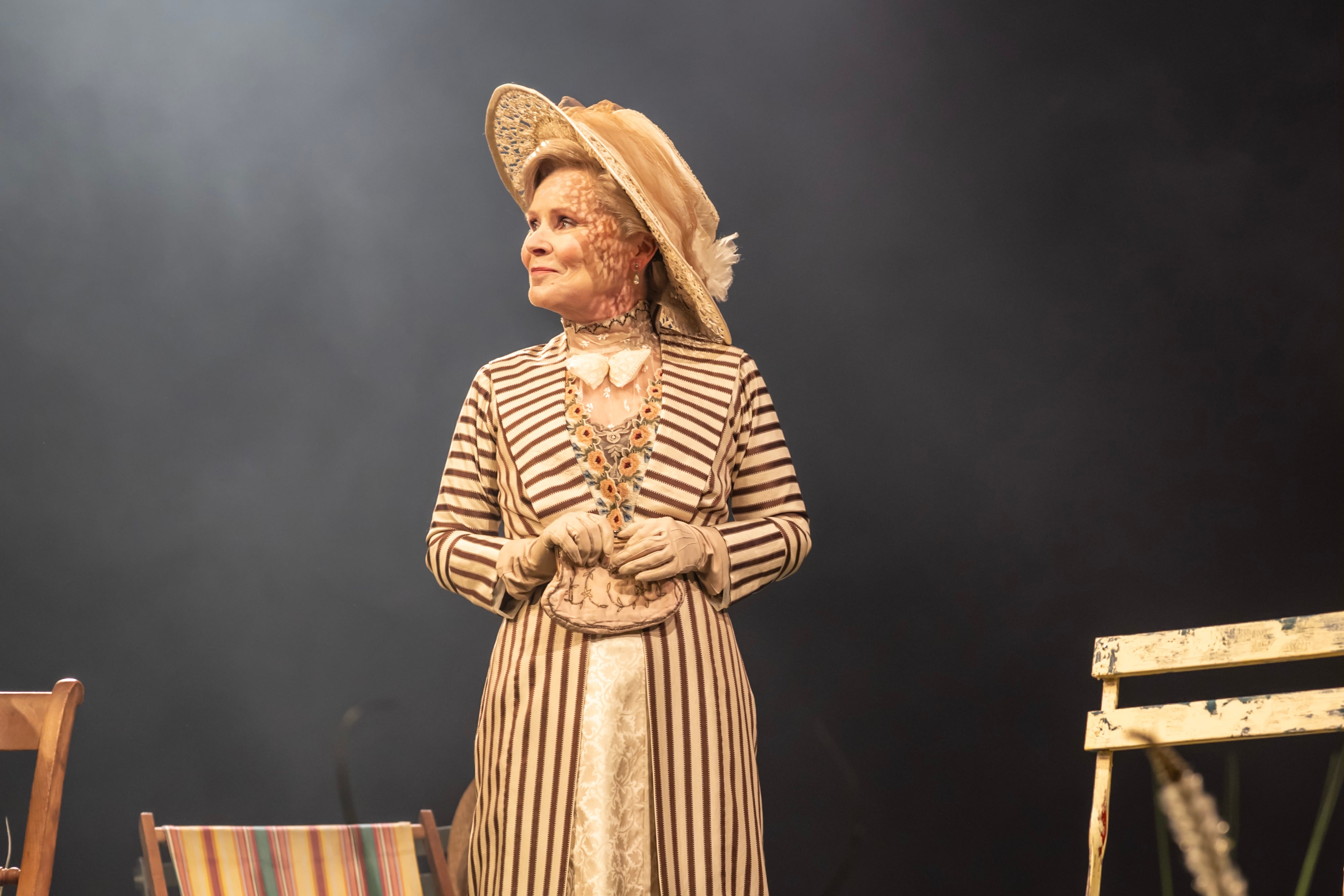 Desde el Garrick Theatre de Londres, ‘La profesión de la Sra. Warren’ ostenta a Imelda Staunton como la Sra Kitty Warren y su hija Bessie Carter como Vivie Warren.