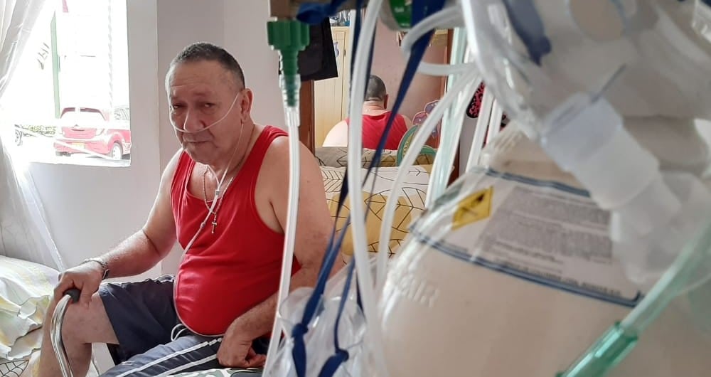 Víctor Escobar permanece 24 horas conectado a respiradores artificiales.