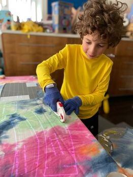 Max Alexander confeccionando.