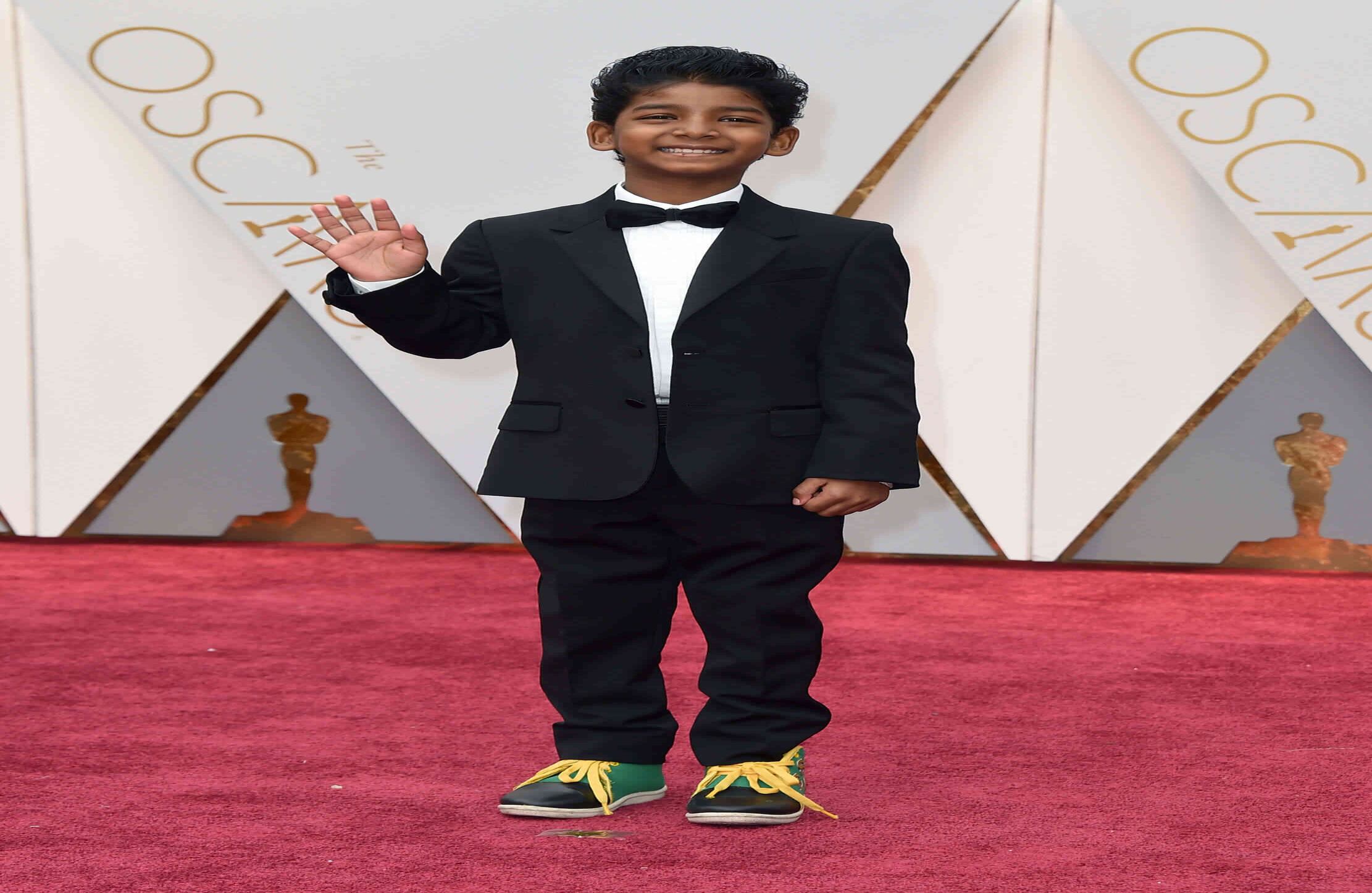 Sunny Pawar, el joven actor lució un esmoquin que combinó de forma divertida con unos deportivos (Photo by Jordan Strauss/Invision/AP)