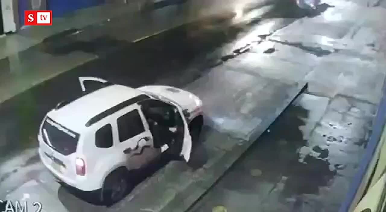 Momento en que una pareja se baja de una camioneta y abandonan al bebé en el contenedor de la basura.