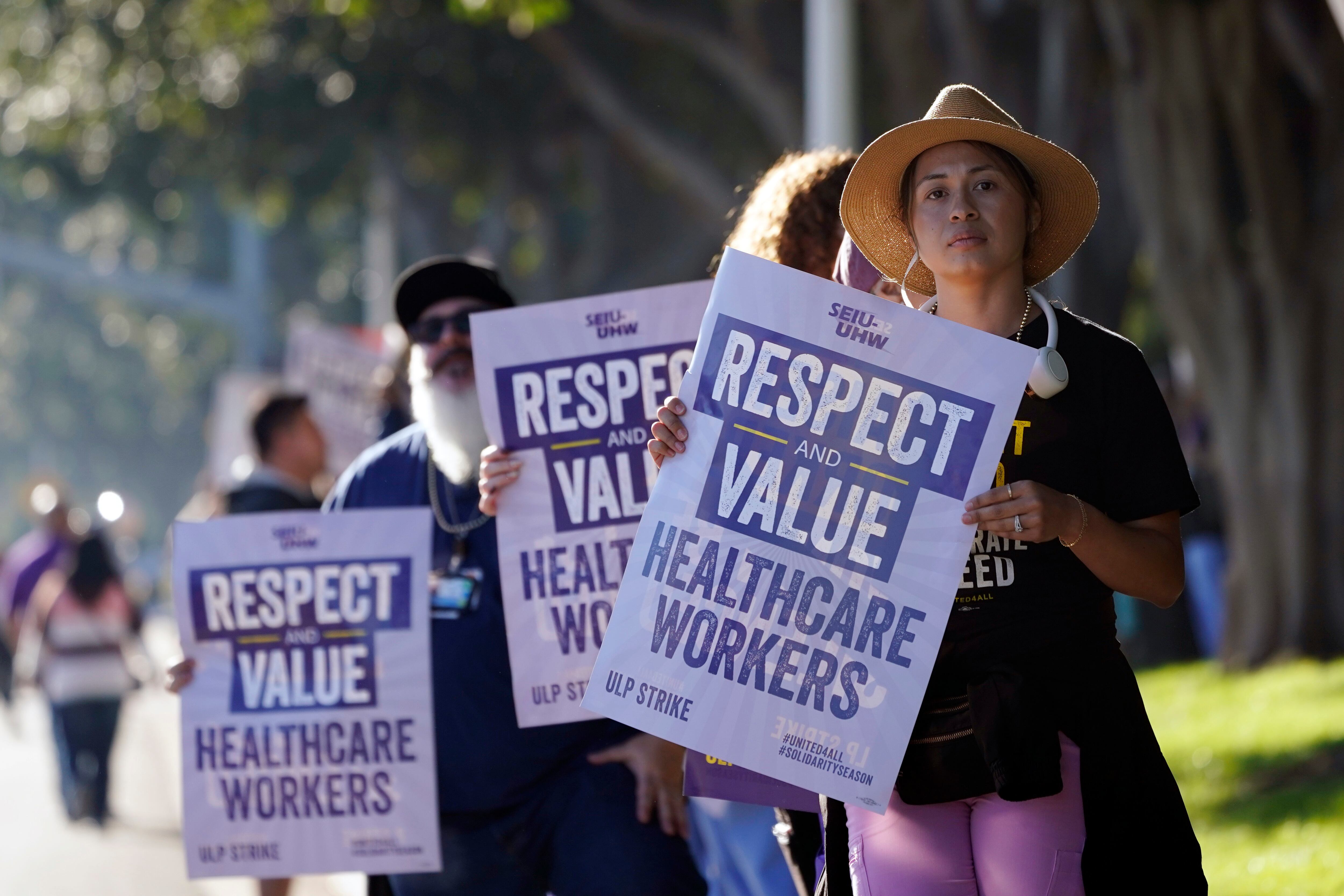 Los trabajadores de Kaiser Permanente hacen un piquete el miércoles 4 de octubre de 2023 en Irvine, California. Unos 75.000 empleados del hospital Kaiser Permanente que dicen que la falta de personal está perjudicando la atención al paciente abandonaron sus trabajos el miércoles en cinco estados y el Distrito de Columbia, dando inicio a una importante campaña de atención médica.