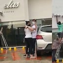 La imagen de Tovar y Roncallo abrazados mientras un trabajador desmonta el aviso de su negocio se hizo viral en redes sociales.