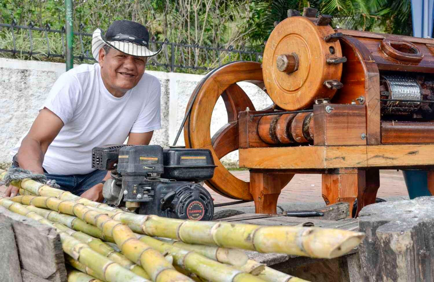 La caña de azúcar es uno de los principales cultivos del Huila, especialmente en la zona de Isnos y San Agustín. Es usual encontrar en la plaza central de cada municipio este producto en una bebida refrescante. foto: Diana Rey Melo