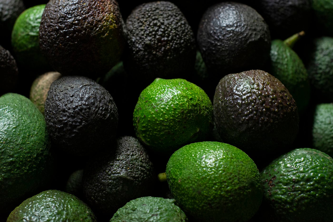 El aguacate contiene vitamina E, esencial para el crecimiento de las pestañas. 