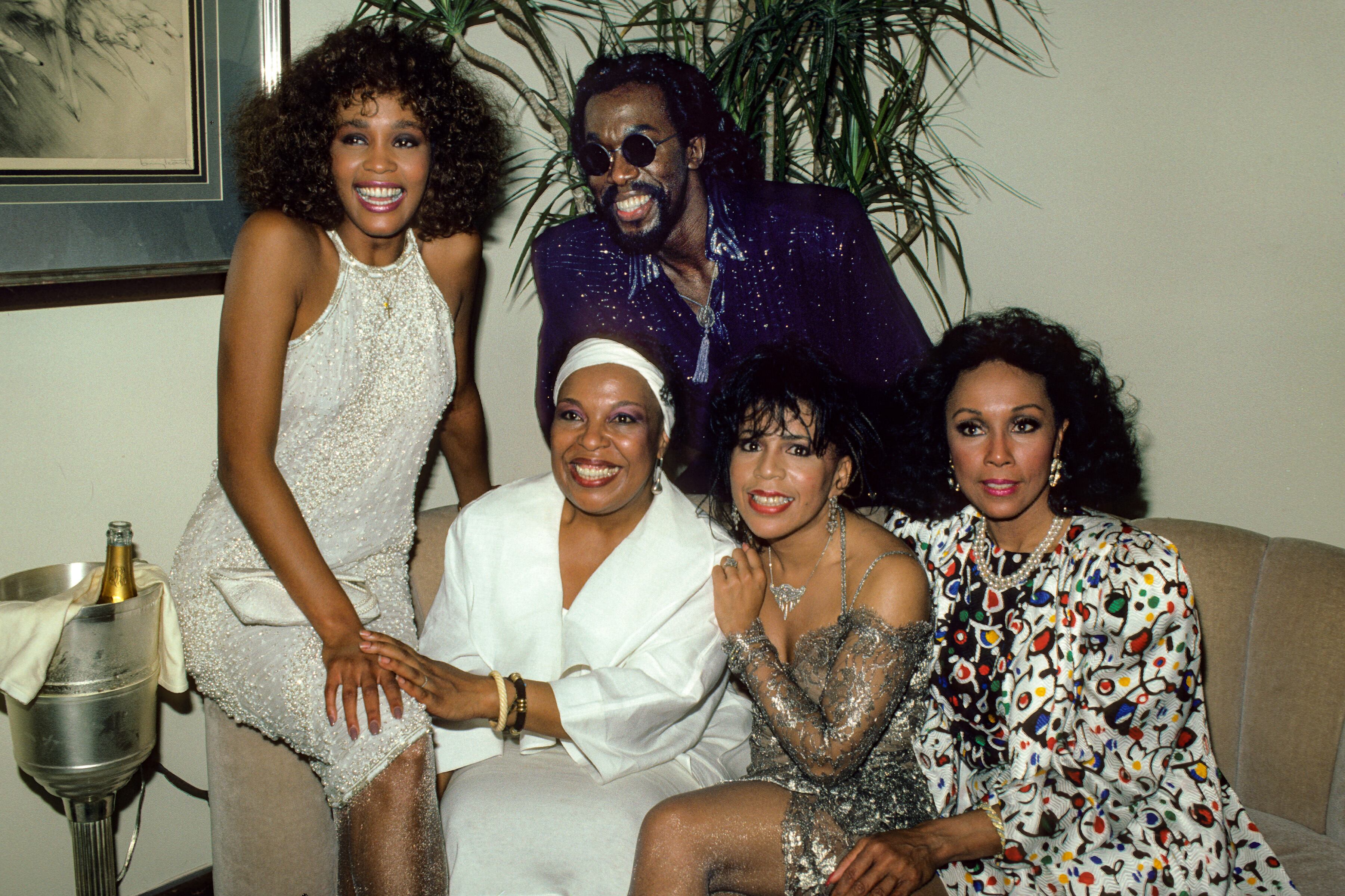 Cantantes de R&B de izquierda a derecha; Whitney Houston, Roberta Flack, Nickolas Ashford, Valerie Simpson de Ashford y Simpson y Diahann Carroll asisten a la inauguración del Ashford and Simpsons 20/20 Club el 16 de junio de 1986 en la ciudad de Nueva York, Nueva York.