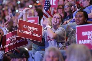 La gente espera la llegada de la candidata presidencial demócrata, la vicepresidenta de Estados Unidos, Kamala Harris.