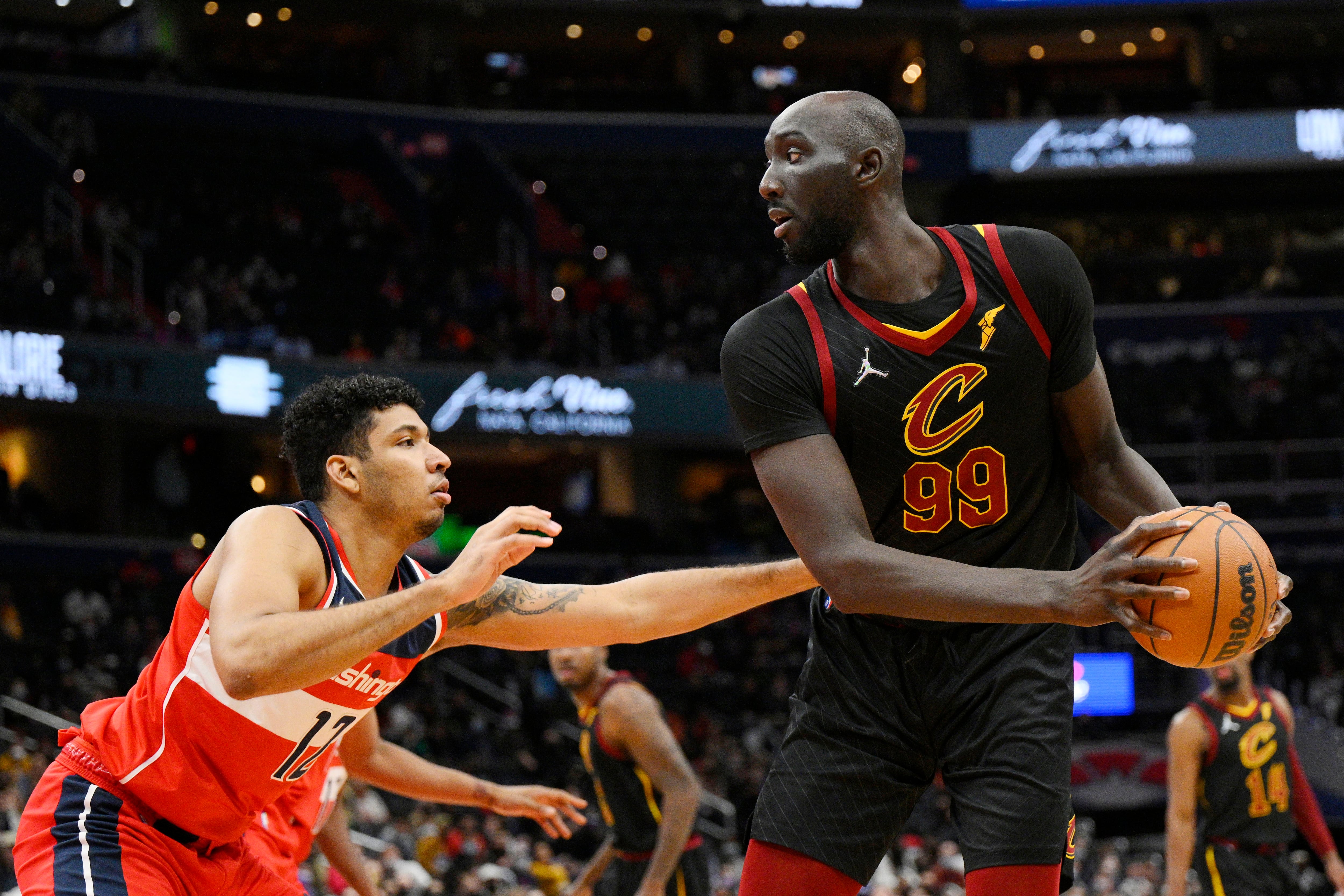 Jaime Echenique disputa un balón frente a Tacko Fall, jugador de los Cleveland Cavaliers