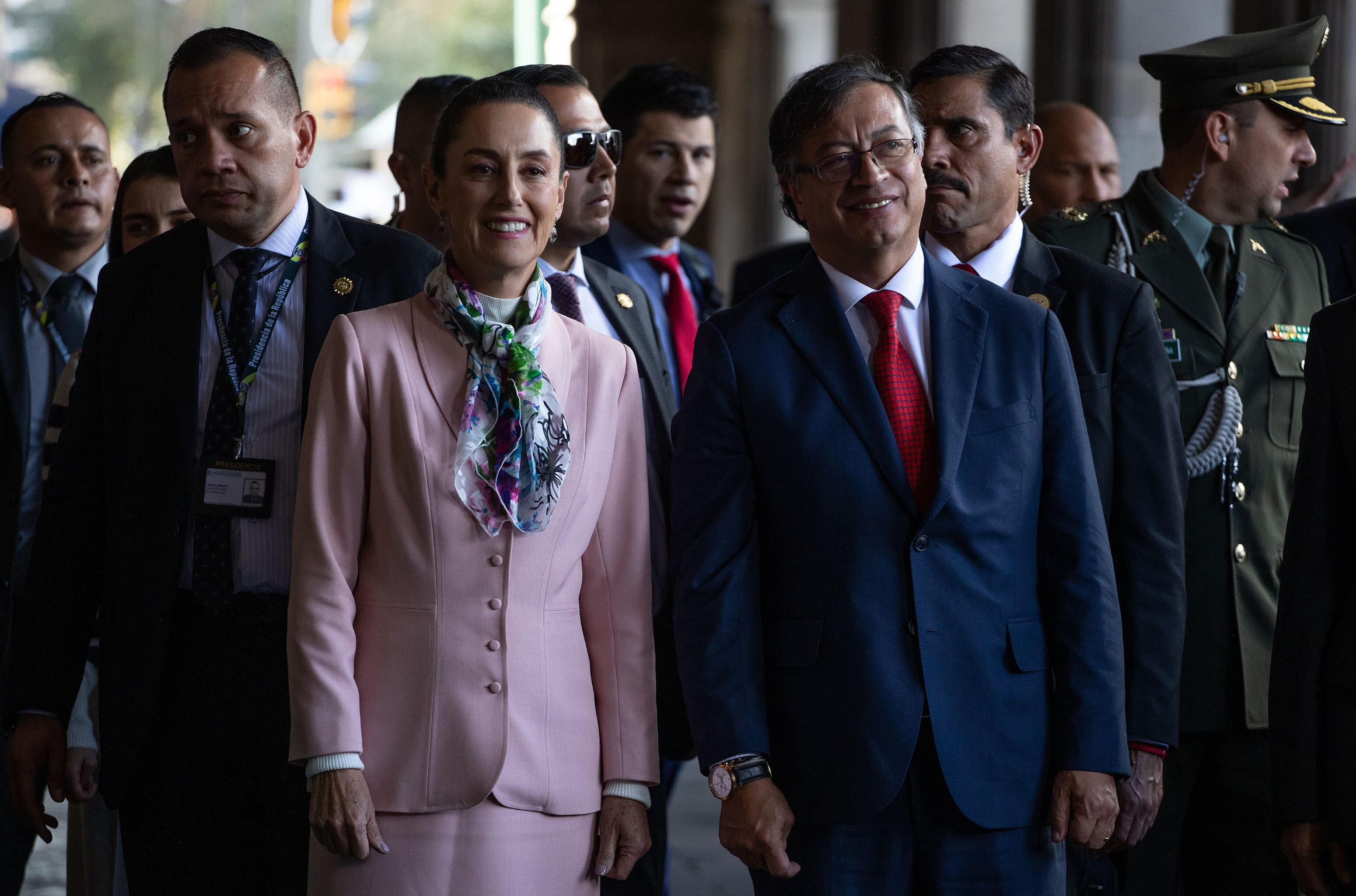 CIUDAD DE MÉXICO, MÉXICO - 25 DE NOVIEMBRE: La alcaldesa de la Ciudad de México, Claudia Sheinbaum (L), camina junto al presidente colombiano Gustavo Petro, antes de la ceremonia en la que Petro fue nombrado Invitado Distinguido de la Ciudad de México, en Ciudad de México, México, el 25 de noviembre de 2022. ( Foto de Daniel Cárdenas/Agencia Anadolu vía Getty Images)