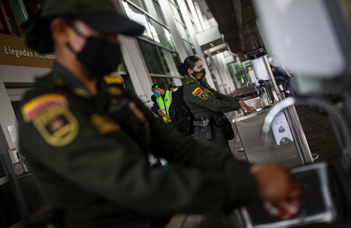 Una de las primeras recomendaciones al ingreso del aeropuerto es lavarse “las manos frecuentemente durante el día y complementa la rutina con el uso de gel antibacterial”. Foto: Esteban Vega/SEMANA