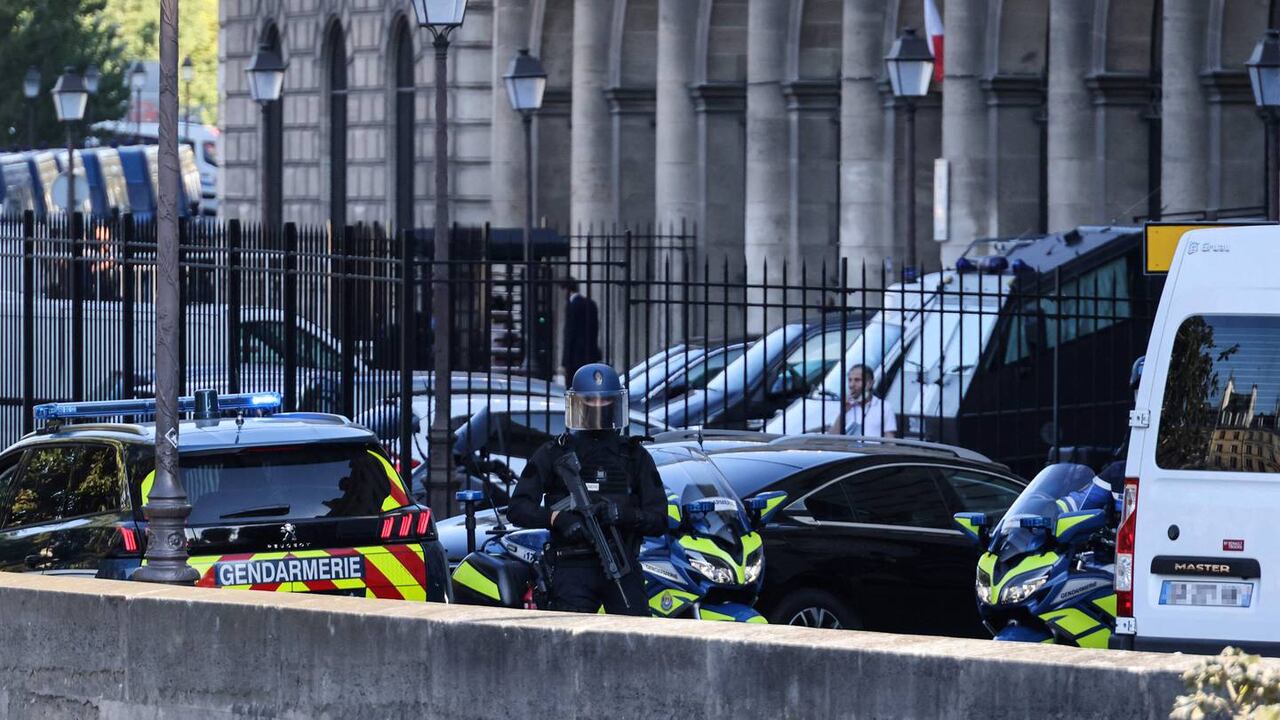 Juicio por atentados de noviembre de 2015 en París se abre en presencia de principal acusado.