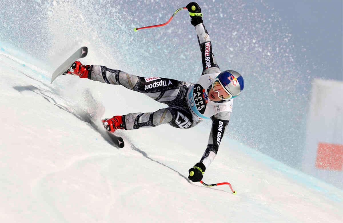 Ester Ledecka, de República Checa, compite en un esquí alpino, en la Copa Mundial Femenina cuesta abajo, en Crans Montana, Suiza, el 21 de febrero de 2020. Foto: Alessandro Trovati/ AP.  