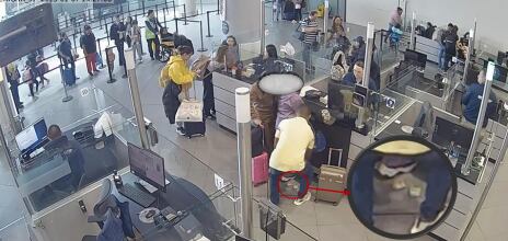 Videos para capturar a una funcionaria de Migración que exigía dinero a pasajeros.