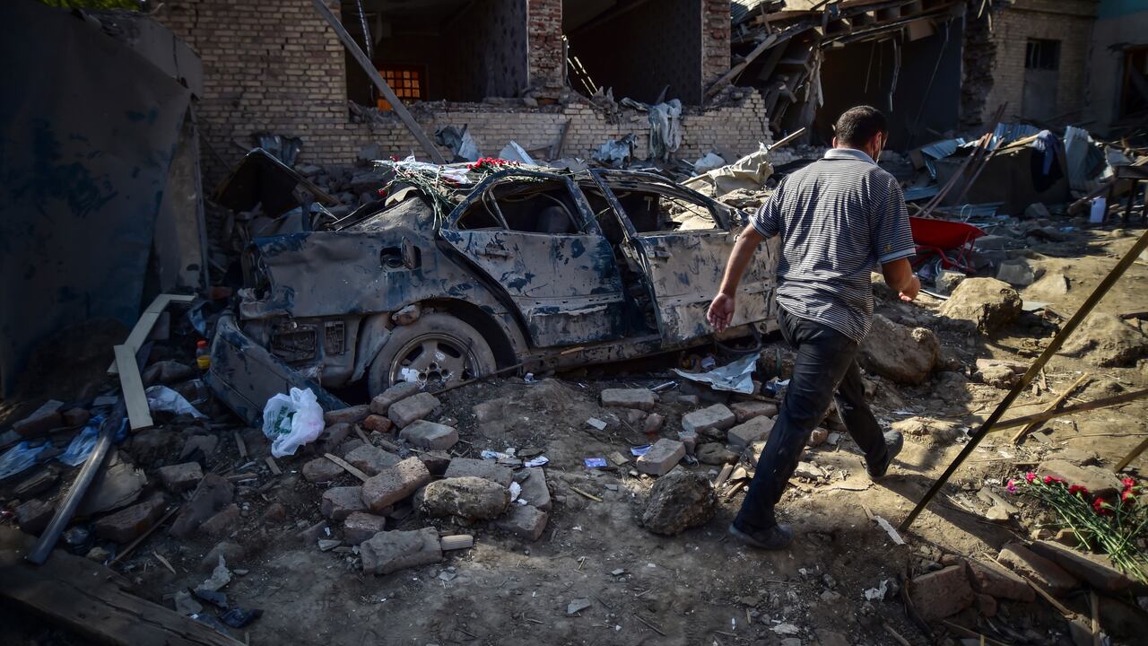 Un hombre camina entre los escombros de casas dañadas dos días después de cañoneos de la artillería armenia durante combates por la zona separatista de Nagorno-Karabaj, en Ganja, Azerbaiyán.
