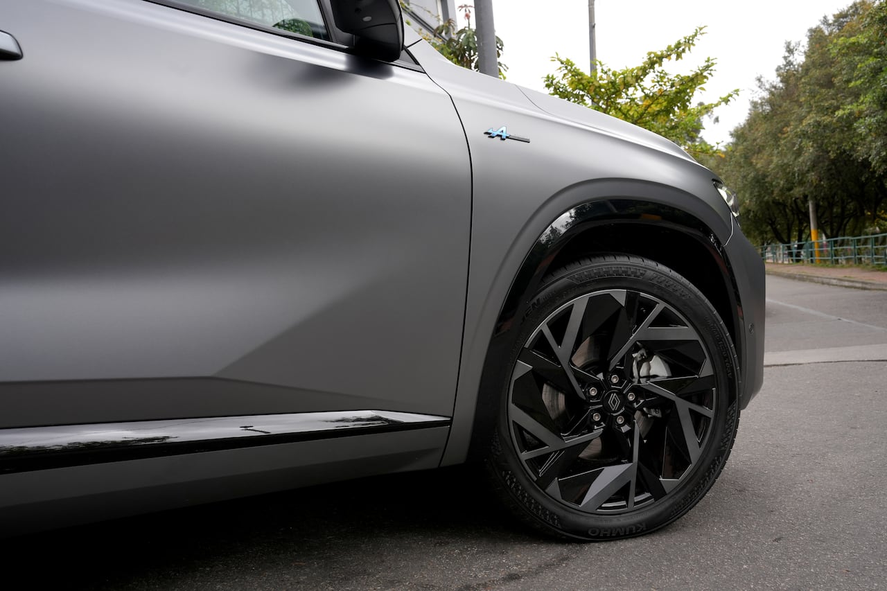 La nueva Renault Koleos Full Hybrid E-Tech se destaca por incorporar hasta 29 sistemas avanzados de asistencia al conductor (ADAS), diseñados para ofrecer una experiencia de conducción más segura, intuitiva y confiable.