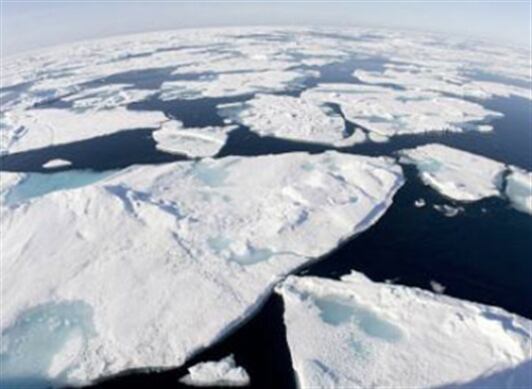 El cambio climático aparece como un factor clave, ya que el deshielo en los polos está alterando la rotación de la Tierra.