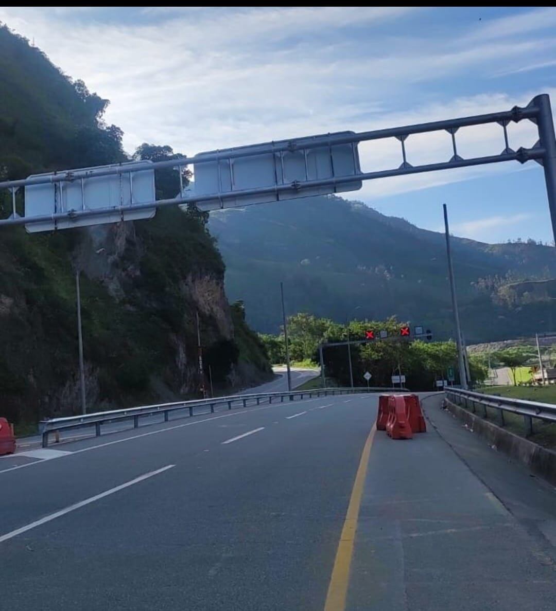 Kilómetro 83+200 metros en la vía al Llano fue cerrado hasta este domingo a las 5:00 de la mañana, anunció Coviandina. Foto tomada de Twitter de Coviandina.
