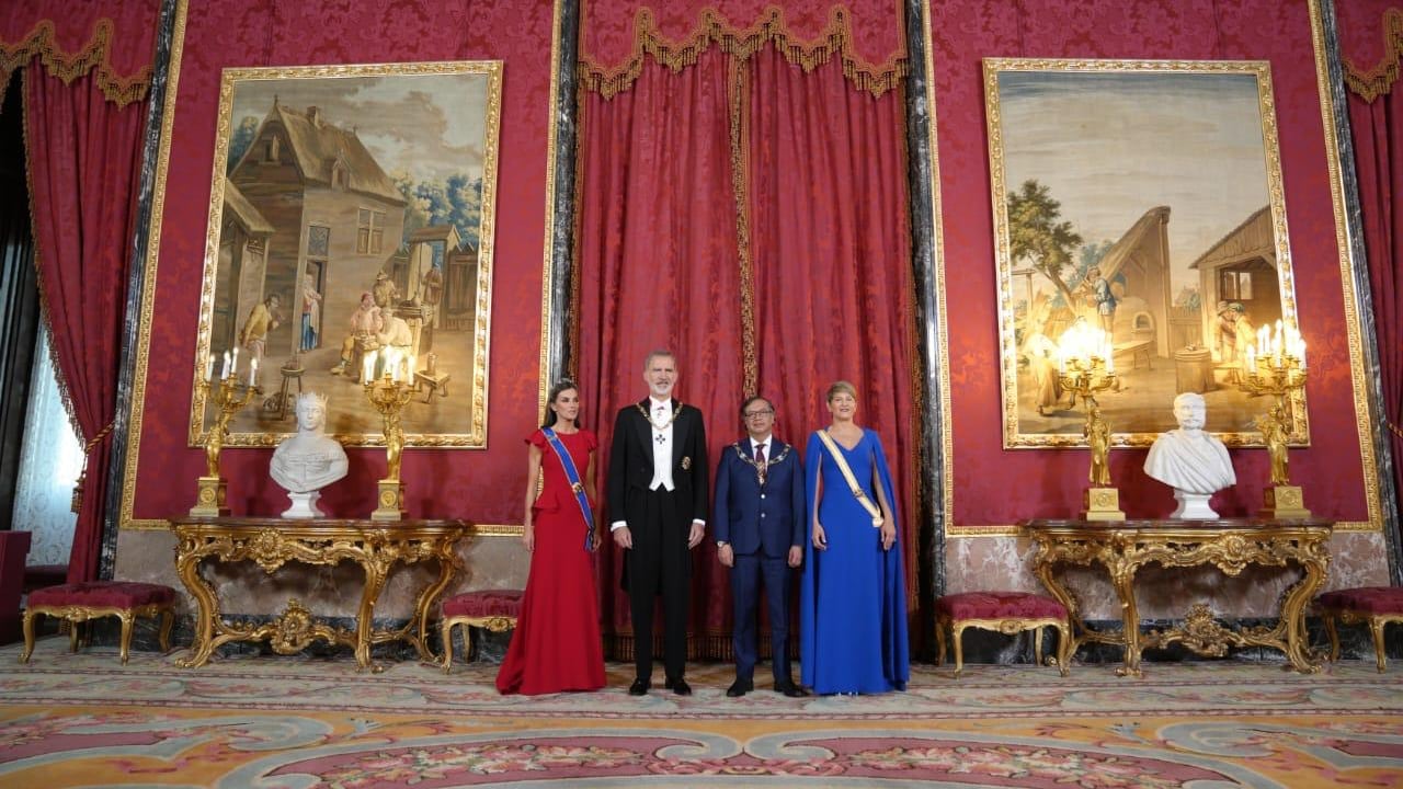 El presidente Gustavo Petro junto con los reyes de España y su esposa, Verónica Alcocer.