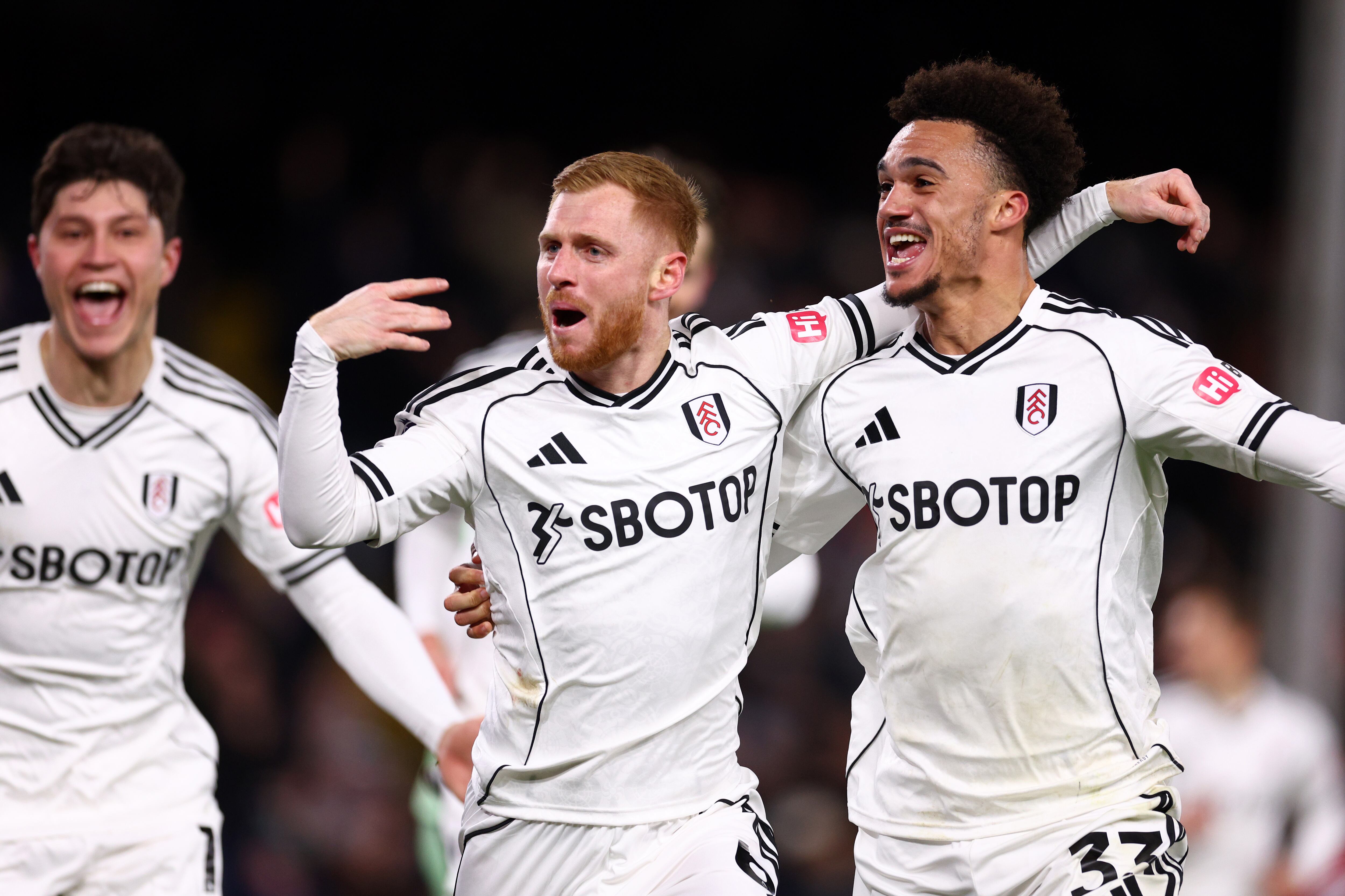 Jugadores del Fulham celebran el gol agónico del Liverpool.