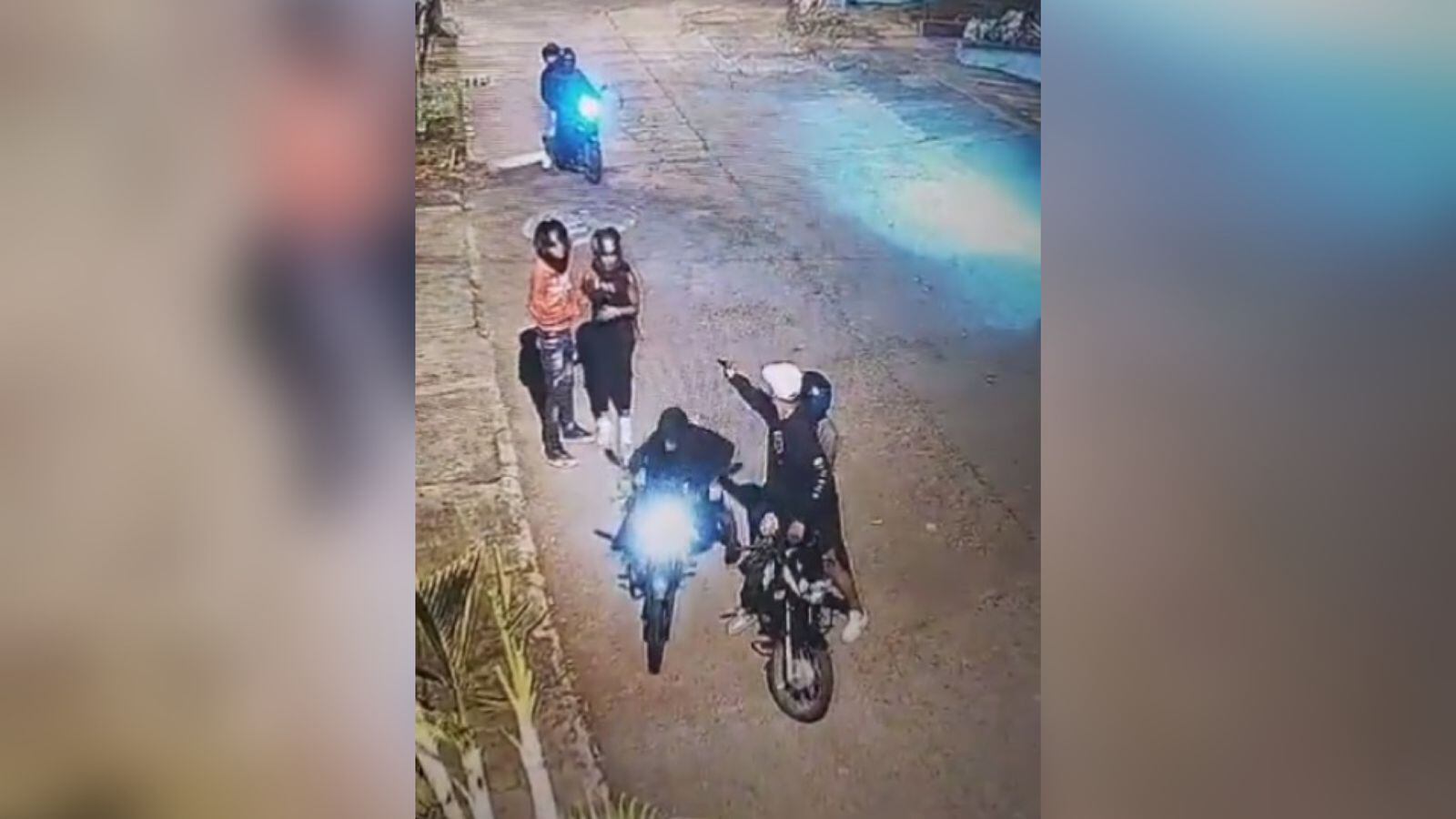 Los ladrones amedrentaron a las víctimas con arma de fuego.