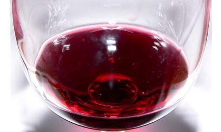 El vino, una de las bebidas que más amarilla los dientes.