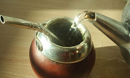 El mate es una hierba originaria de las cuencas de los ríos Paraguay y Paraná.