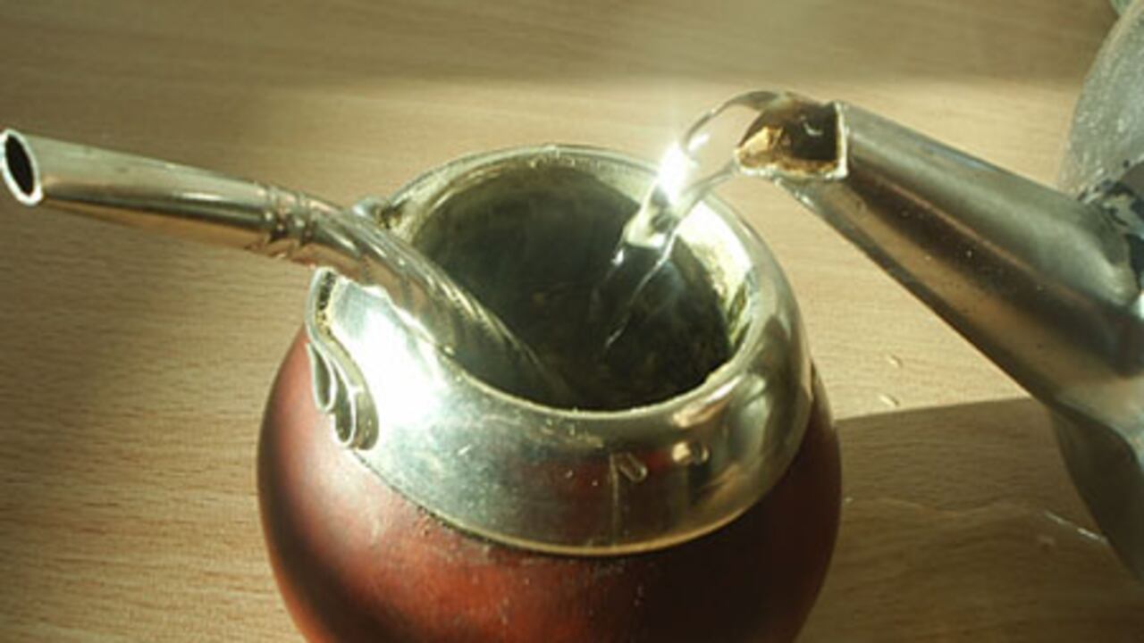El defensor sorprendió sacando de su maletín una infusión tradicional en Argentina, Uruguay y otros países de Sudamérica: el Mate.