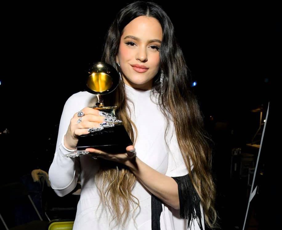 La cantante española Rosalía sostiene el galardón que recibió por su álbum 'El mal querer'.