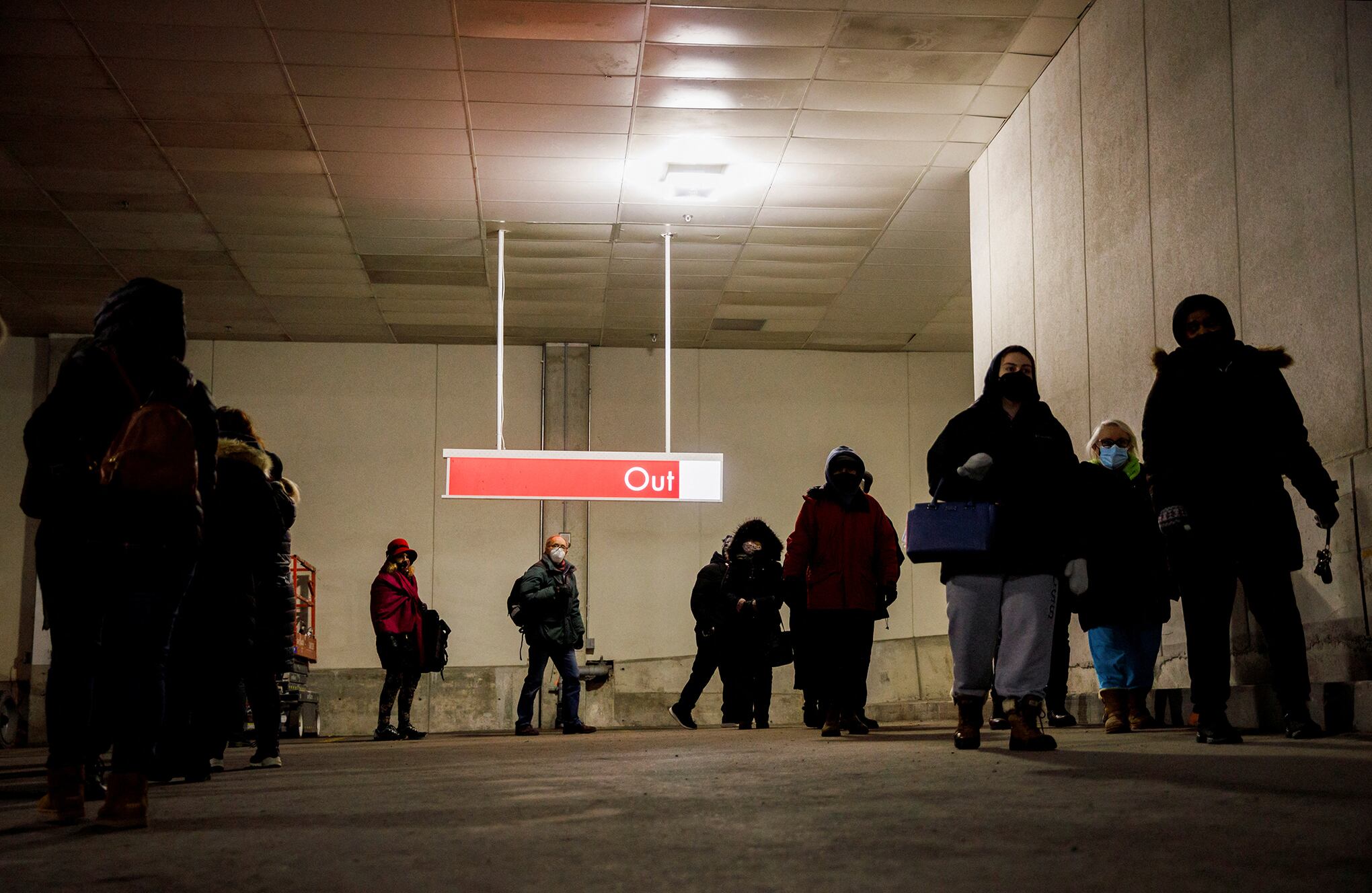 Largas filas para refuerzos y pruebas a medida que aumentan los casos de Omicron