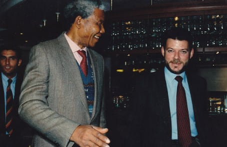 Juan Manuel se ha codeado con grandes líderes mundiales como el sudafricano Nelson Mandela y el norteamericano Bill Clinton.