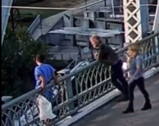 Bon Jovi estaba grabando un videoclip en el puente peatonal John Seigenthaler cuando se percató que la mujer tenía intensiones de lanzarse del puente.
