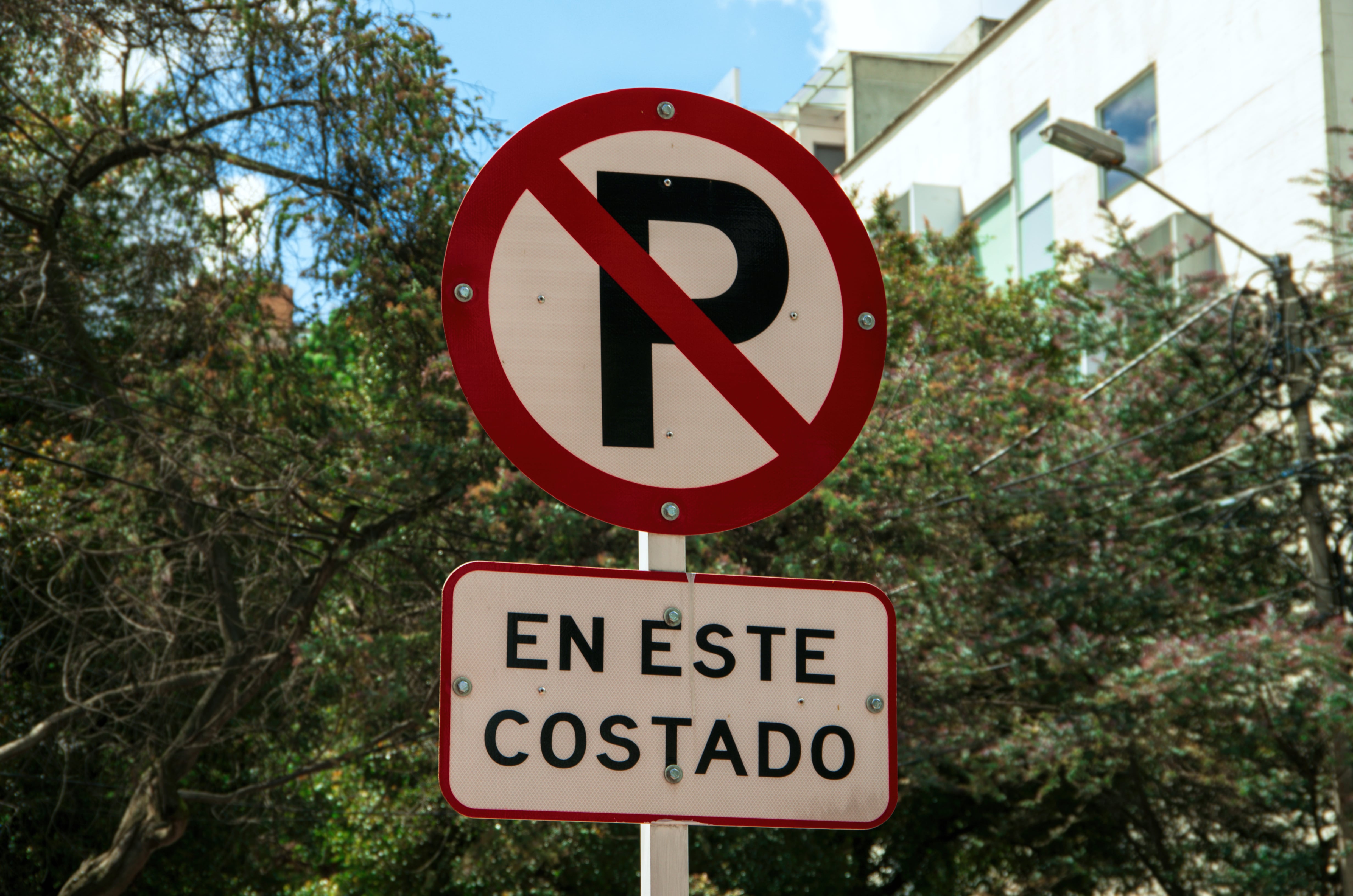 La señal de prohibido parquear opera desde el punto en el que se instala, hacia adelante y hasta la siguiente intersección, según el Manual de Señalización Vial.