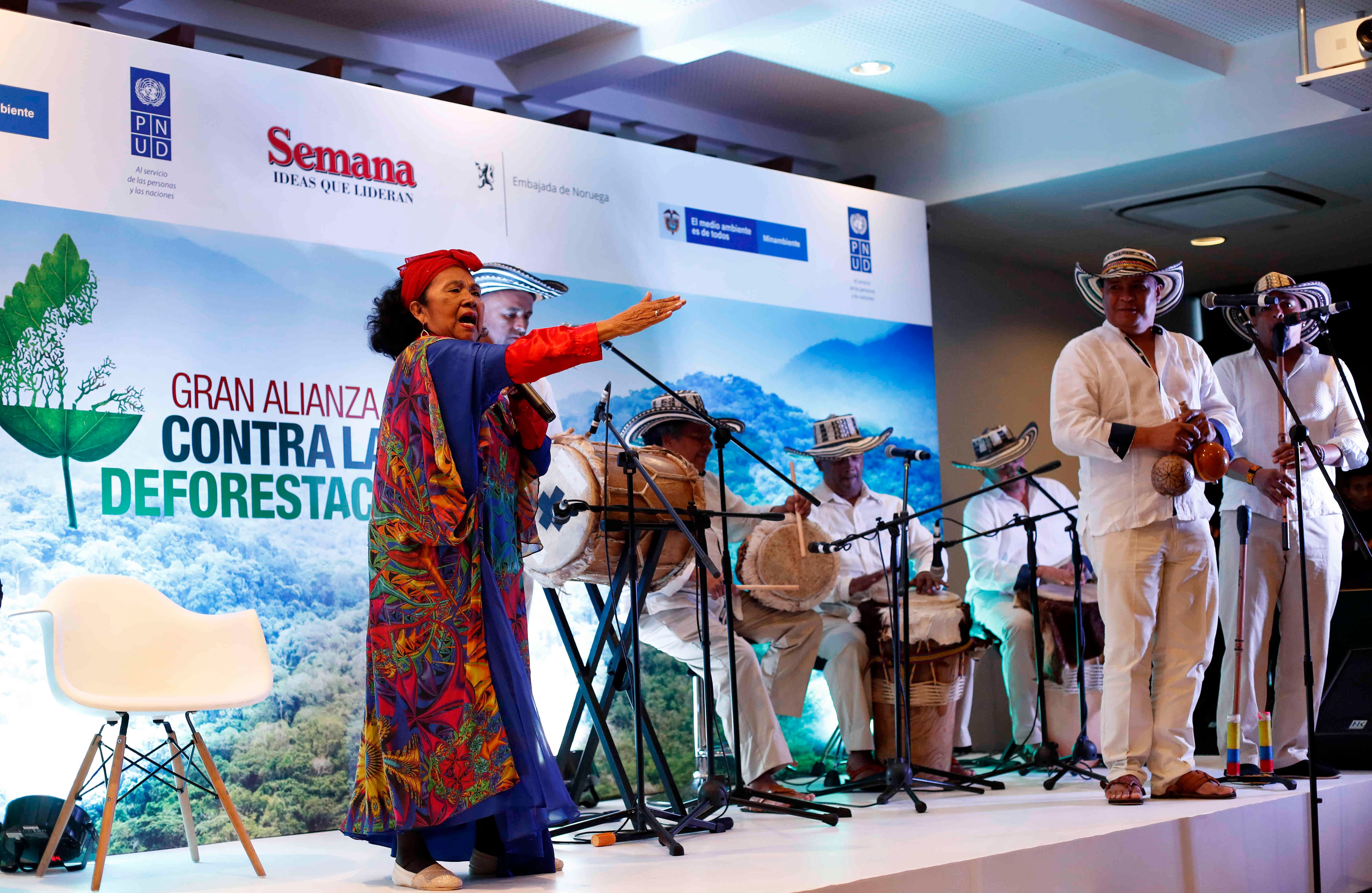 Totó la Momposina no solo prendió el desconectado con su cumbia, bullerengue y los sonidos caribeños de las gaitas y las tamboras. Hizo un llamado para que los colombianos conformen una minga por los bosques, una movilización en defensa de la naturaleza. Foto: León Darío Peláez/ semana.