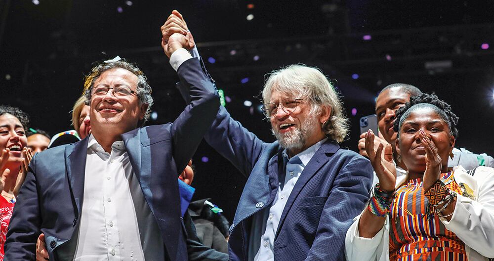  Uno de los momentos más emotivos del discurso triunfal de Gustavo Petro fue cuando llegó Antanas Mockus. Se fundieron en un abrazo y recibieron la ovación de los más de 10.000 asistentes al Movistar Arena.