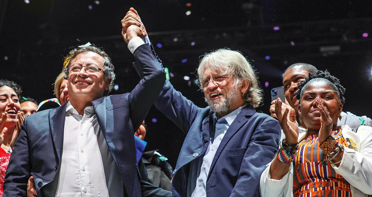 Uno de los momentos más emotivos del discurso triunfal de Gustavo Petro fue cuando llegó Antanas Mockus. Se fundieron en un abrazo y recibieron la ovación de los más de 10.000 asistentes al Movistar Arena.