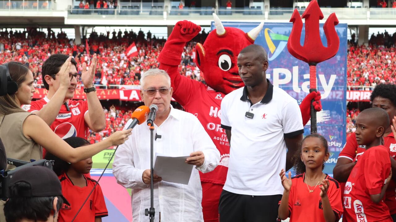 Adrián Ramos: Así fue su emotiva llegada al estadio y el homenaje que ...