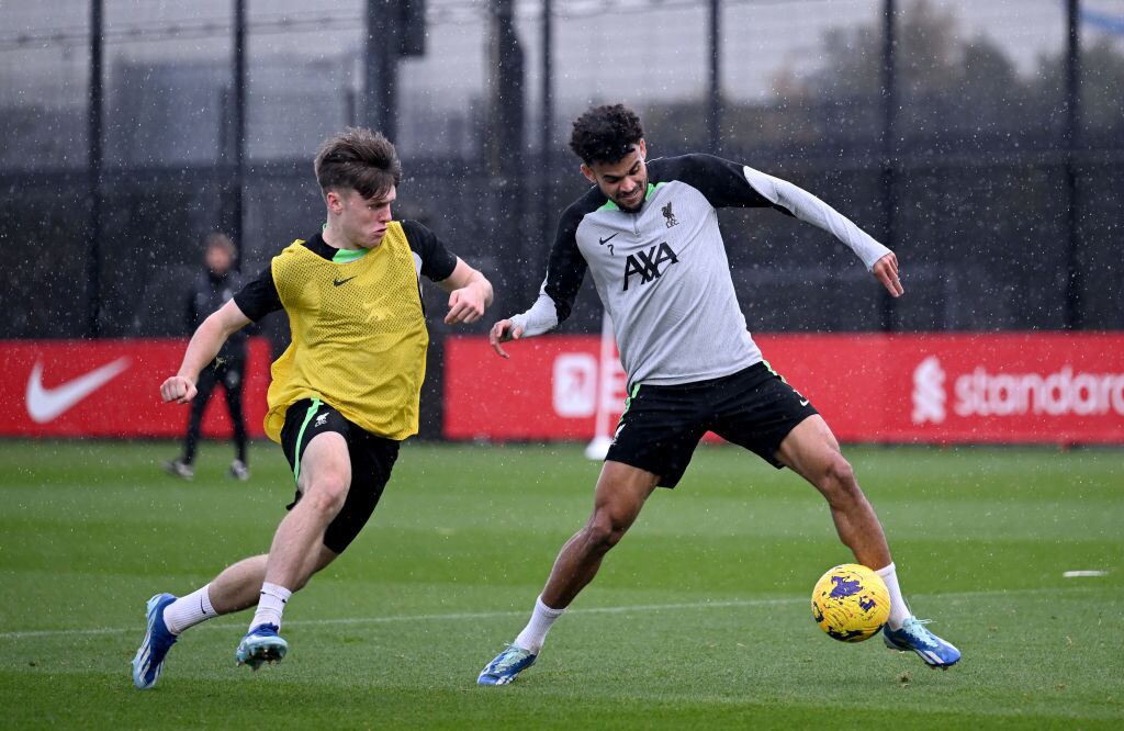 Luis Díaz de Liverpool durante una sesión de entrenamiento en el AXA Training Center el 3 de noviembre de 2023