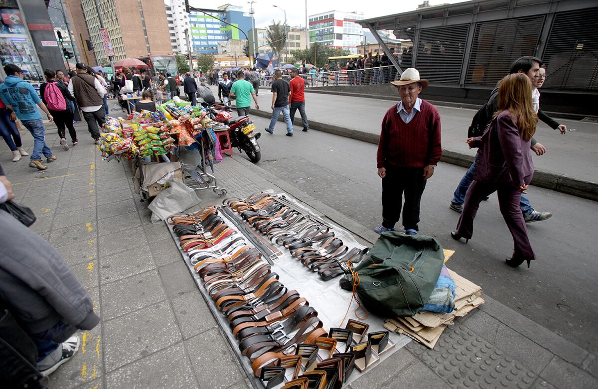Ante la invasión de los andenes los peatones tiene que andar por las calles por donde transitan los carros.