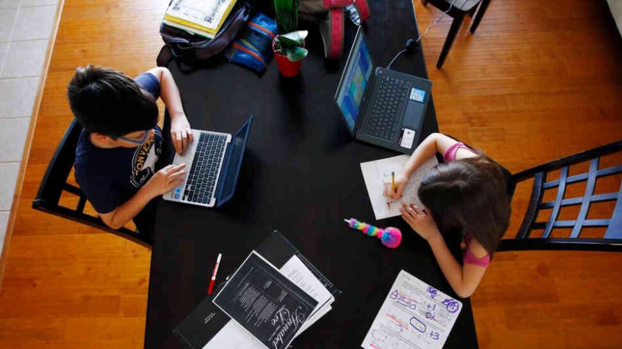 Las dificultades de la educación virtual, los problemas de acceso y las ocupaciones de los padres tienen en crisis el sistema educativo.