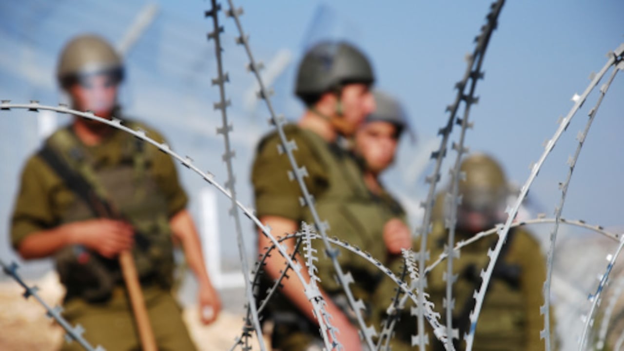 El ejército israelí anunció el miércoles haber matado el lunes en el norte de Israel a un sospechoso con un cinturón de explosivos, y mencionó una posible implicación del movimiento chiita libanés Hezbolá.