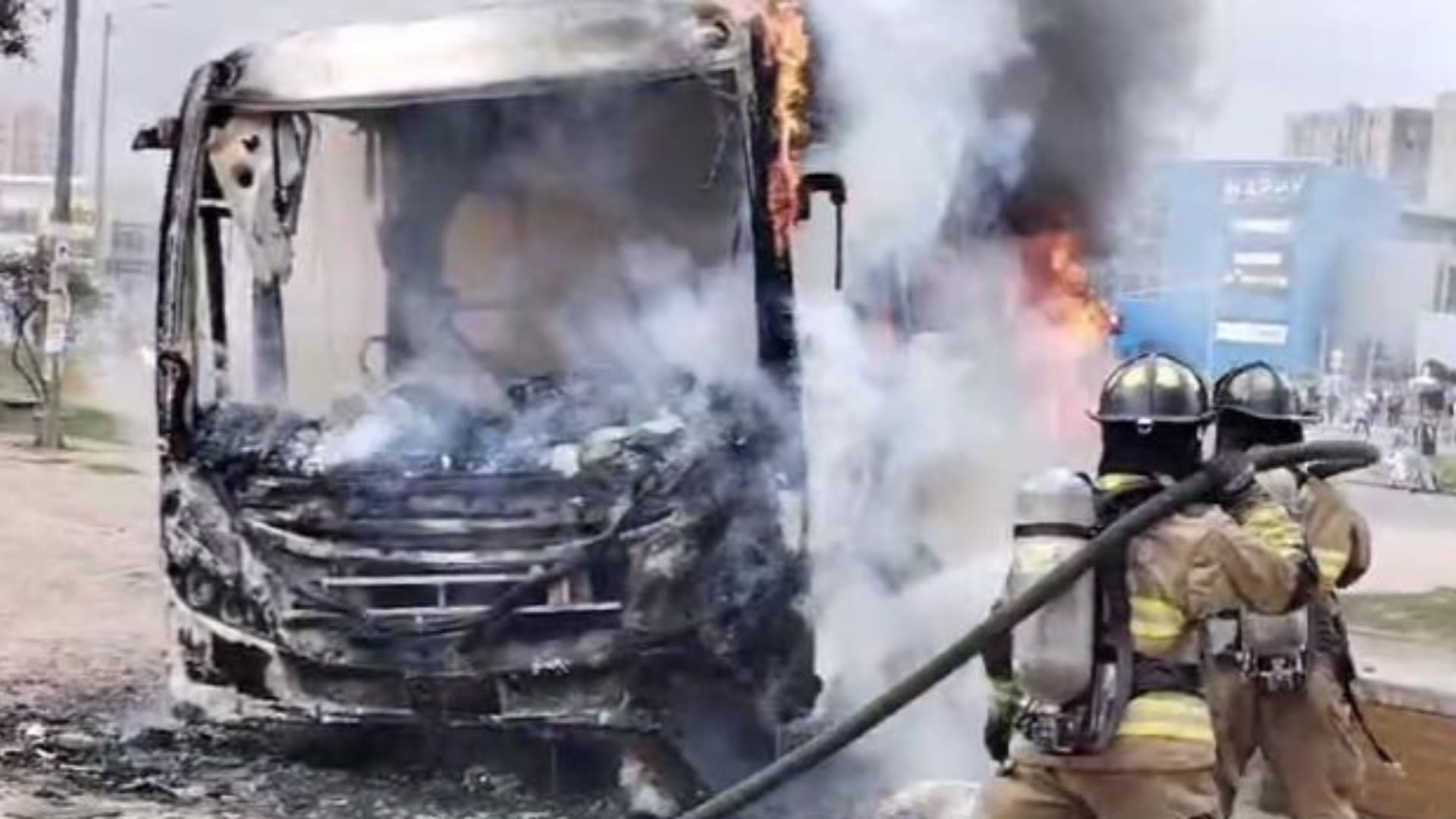 Así quedó el bus de Sitp vandalizado este jueves 25 de abril.