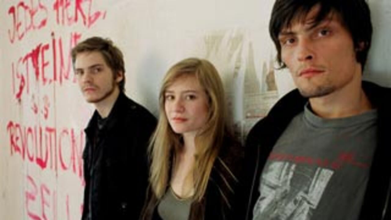 Dos amigos llamados Jan (Daniel Brühl) y Peter (Stipe Erceg) han formado un grupo subversivo llamado “Los edukadores”