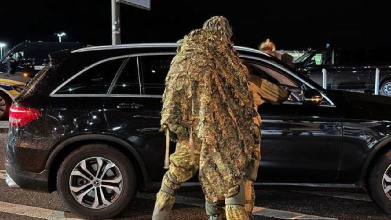 Francotirador de las fuerzas especiales fuera del aeropuerto de Hamburgo.