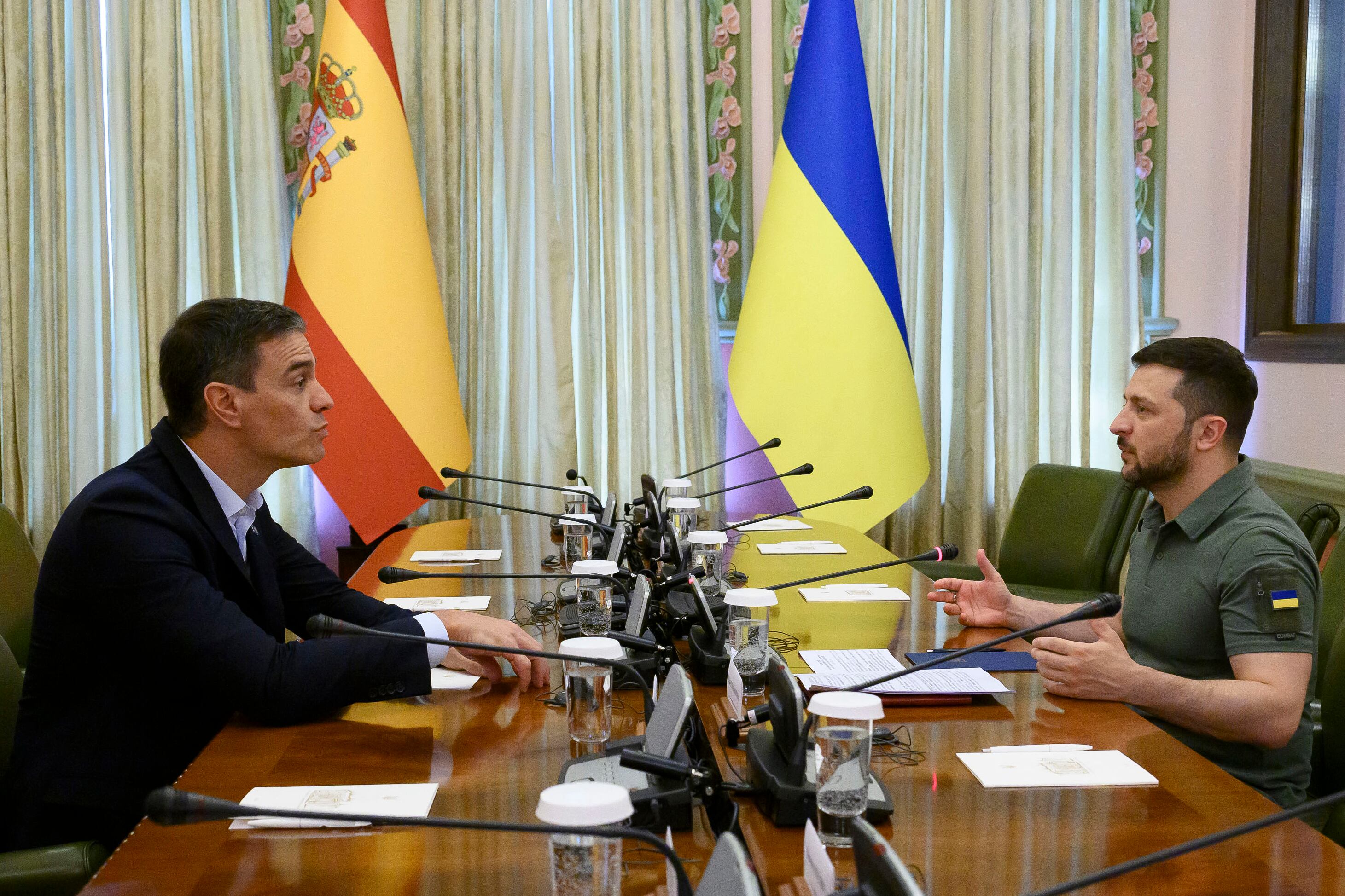 En esta fotografía del folleto tomada y publicada por el Servicio de Prensa Presidencial de Ucrania el 1 de julio de 2023, el presidente de Ucrania, Volodymyr Zelensky (derecha), habla con el primer ministro de España, Pedro Sánchez, durante una reunión en Kiev. El primer ministro español, Pedro Sánchez, dijo que su visita a Kiev el primer día de la presidencia española de la UE mostró el compromiso "inequívoco" del bloque con la candidatura de Ucrania para unirse al bloque de 27 naciones. (Foto de Handout / Servicio de Prensa Presidencial de Ucrania / AFP) / RESTRINGIDO A USO EDITORIAL - CRÉDITO OBLIGATORIO "AFP PHOTO /HO/Servicio de Prensa Presidencial de Ucrania" - SIN MARKETING SIN CAMPAÑAS PUBLICITARIAS - DISTRIBUIDO COMO SERVICIO A LOS CLIENTES