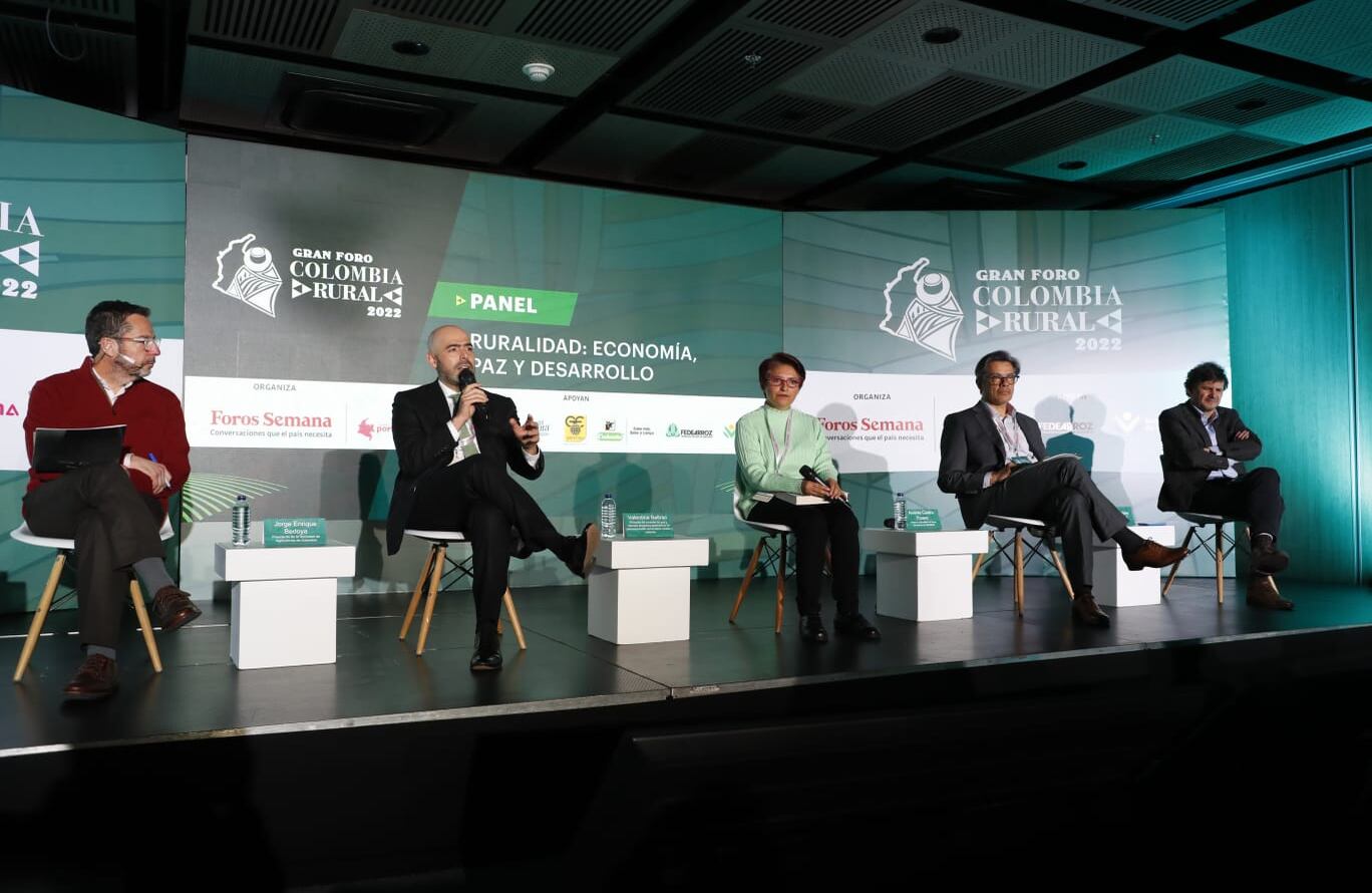 Participan Jorge Enrique Bedoya, presidente de la Sociedad de Agricultores de Colombia; Valentina Beltrán, firmante del acuerdo de paz y lideresa proyectos productivos de reincorporación comunitaria rurales y urbanos; Diego Bautista, presidente de la Agencia de Desarrollo Rural; Andrés Castro Forero, asesor y consultor en tema de tierras de GEOMAP. Modera: Álvaro García, director ejecutivo de Foros SEMANA