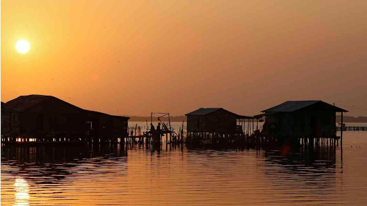 Así amanece en el pueblo palafítico de Nueva Venecia, en donde habitan unas 2.000 personas, de las cuales cerca del 50 por ciento son menores de edad. El sol sale como sonriéndoles a quienes conviven con muchas necesidades económicas, de salud y atención por parte de las autoridades estatales. Foto: Guillermo Torres.