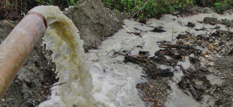 Decenas de industrias todavía vierten  sus desechos en las fuentes hídricas, generando grandes problemas de contaminación.