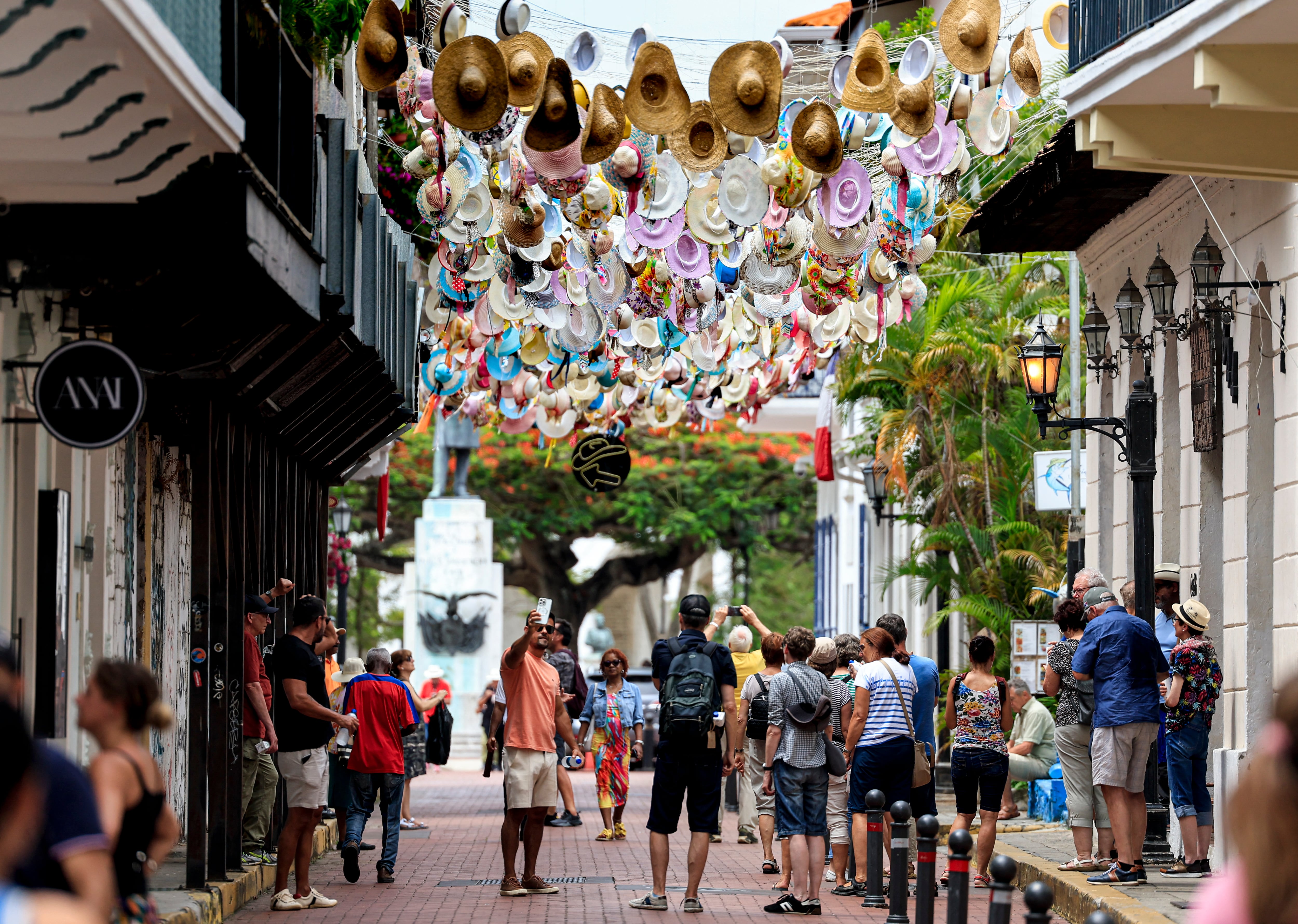A días de las elecciones presidenciales del 5 de mayo, muchos panameños sienten nostalgia por la situación económica en la que se encontraban hace una década, con una crisis sin precedentes. el boom inmobiliario y grandes proyectos de infraestructura como la ampliación del Canal de Panamá y la construcción del primer metro de Centroamérica.